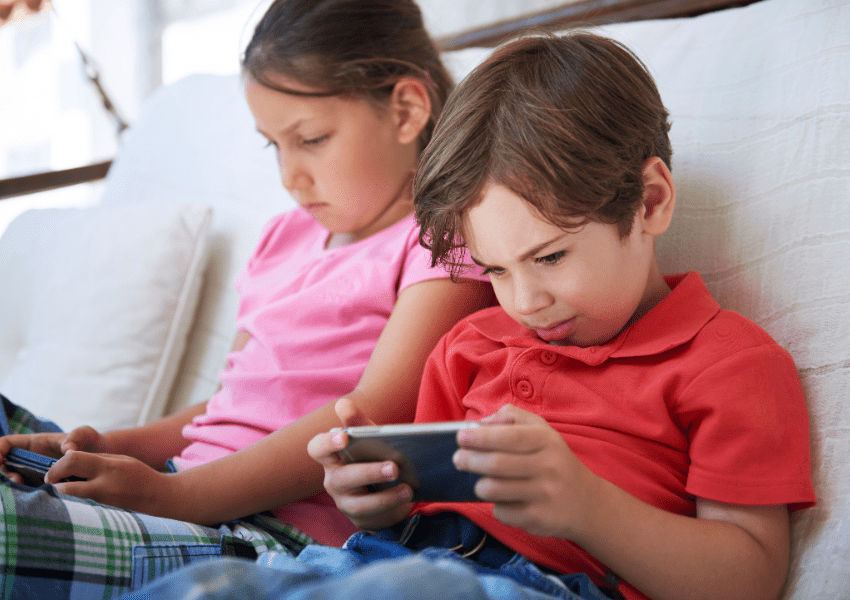 niños con smartphone navegando en internet