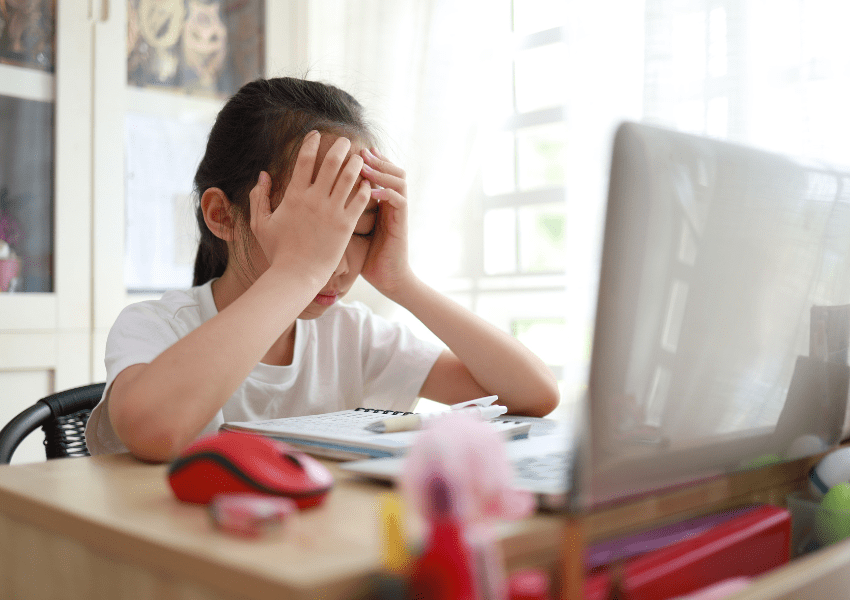 niña con laptop