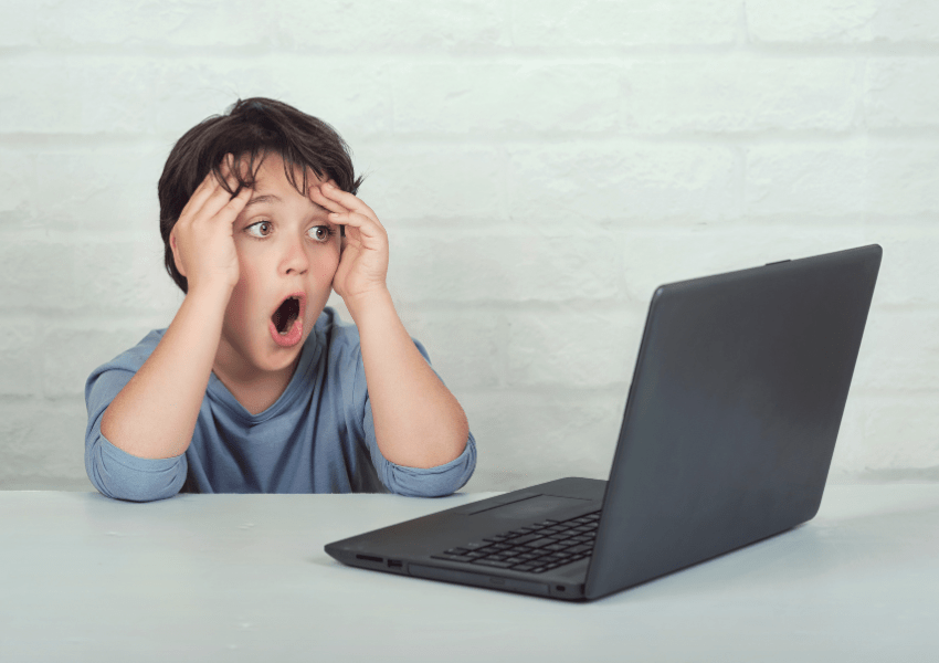 niño sorprendido frente a laptop